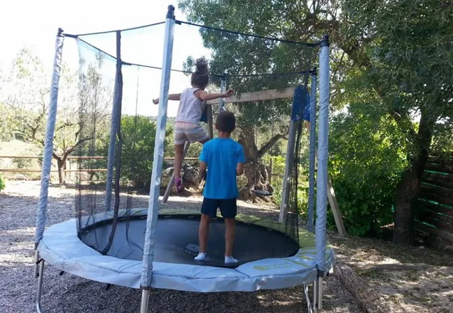 Niños divirtiéndose en una cama elástica en casa rural Marcús, cerca de Lleida.